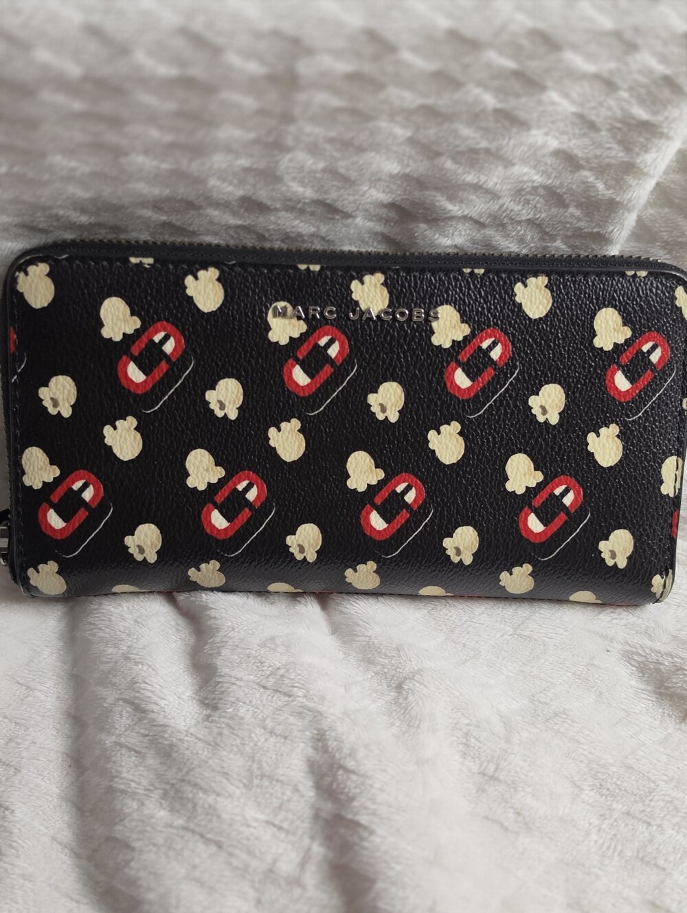 Marc Jacobs popcorn zip around wallet